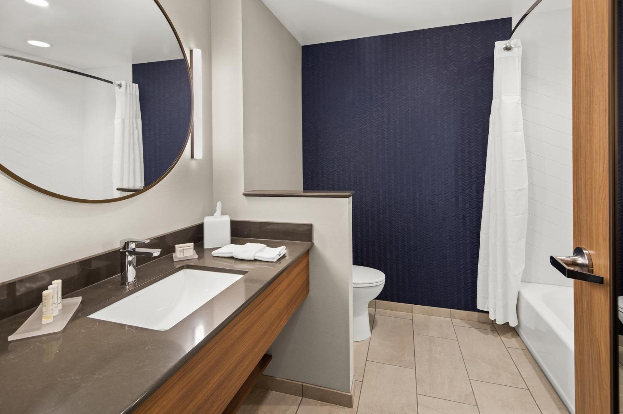 Hotel Fairfield By Marriott & 2*